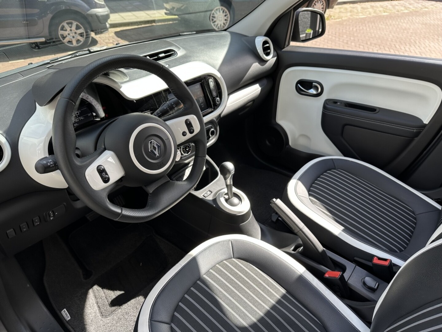 Renault-Twingo Z.E.-10